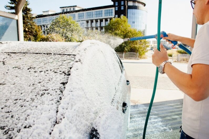 Snow Foam Gebruiken op een Vrachtwagen: Zo Pak je Voorreiniging Goed Aan