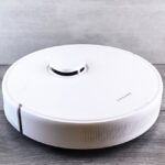 Een robotstofzuiger die vloeren dweilt en zuigt voor een grondige schoonmaakervaring in huis.