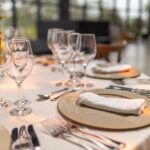 Stijlvolle houten eettafel voor 6 personen met maatwerk in een sfeervolle eetkamer.