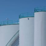 Een bedrijfsinstallatie voor grootschalige energieopslag met zonnepanelen en laadpalen voor duurzame energie.
