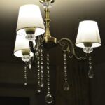 Diverse verlichting armaturen met verschillende materialen en afwerkingen in een sfeervol interieur.