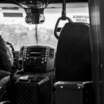 Een buschauffeur die een bus bestuurt in Spijkenisse, klaar voor een nieuwe werkdag.
