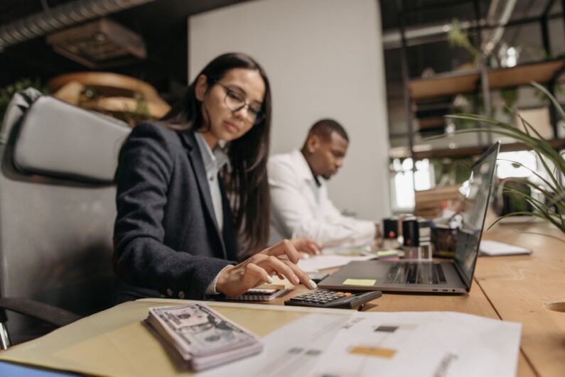 Zakelijke rekening regelen: tips voor een soepele start