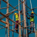 Een moderne werkplek met uitzendkrachten die samenwerken aan projecten in Noord-Brabant.